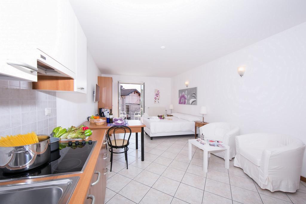 Residence Riva Del Lario Граведона Екстериор снимка
