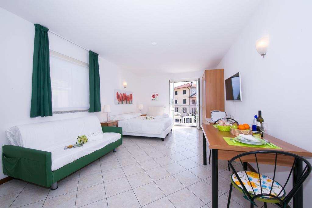 Residence Riva Del Lario Граведона Екстериор снимка