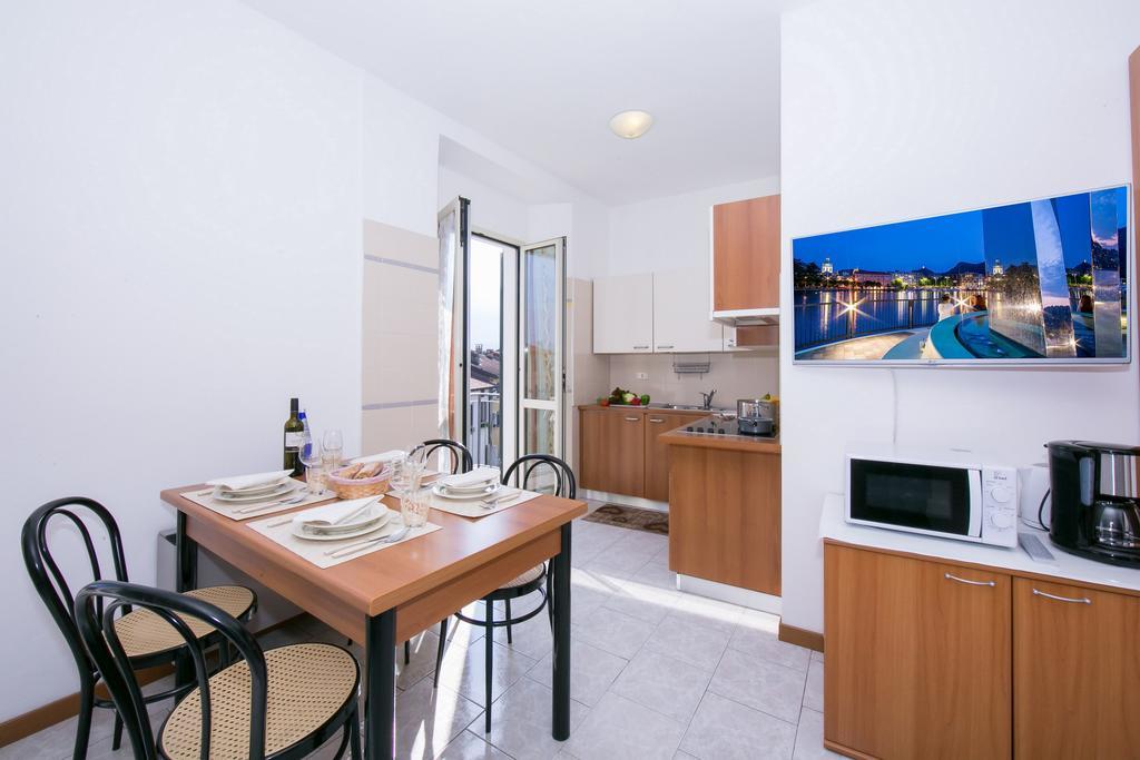 Residence Riva Del Lario Граведона Екстериор снимка