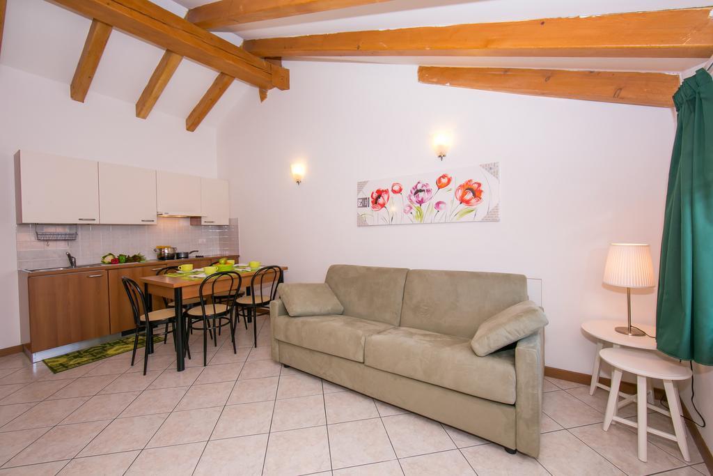 Residence Riva Del Lario Граведона Екстериор снимка
