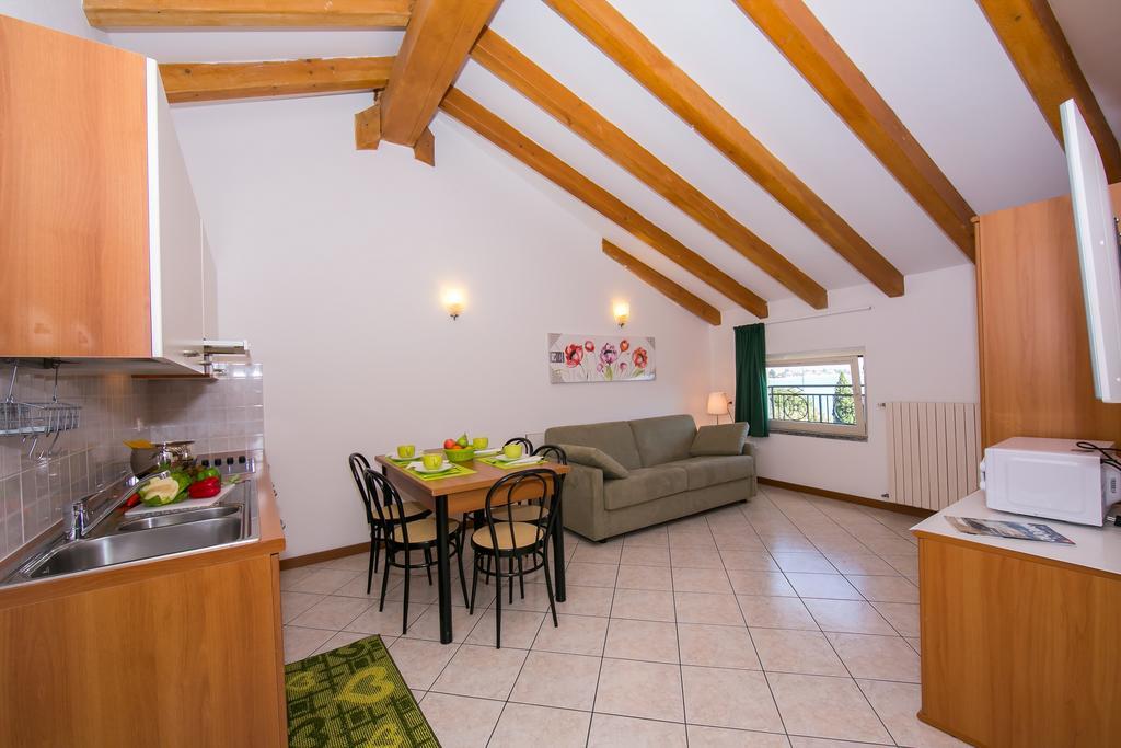 Residence Riva Del Lario Граведона Екстериор снимка