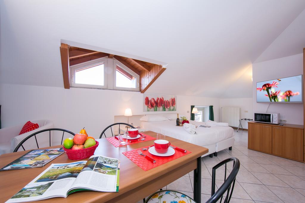 Residence Riva Del Lario Граведона Екстериор снимка