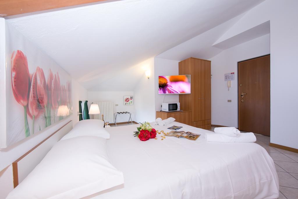 Residence Riva Del Lario Граведона Екстериор снимка