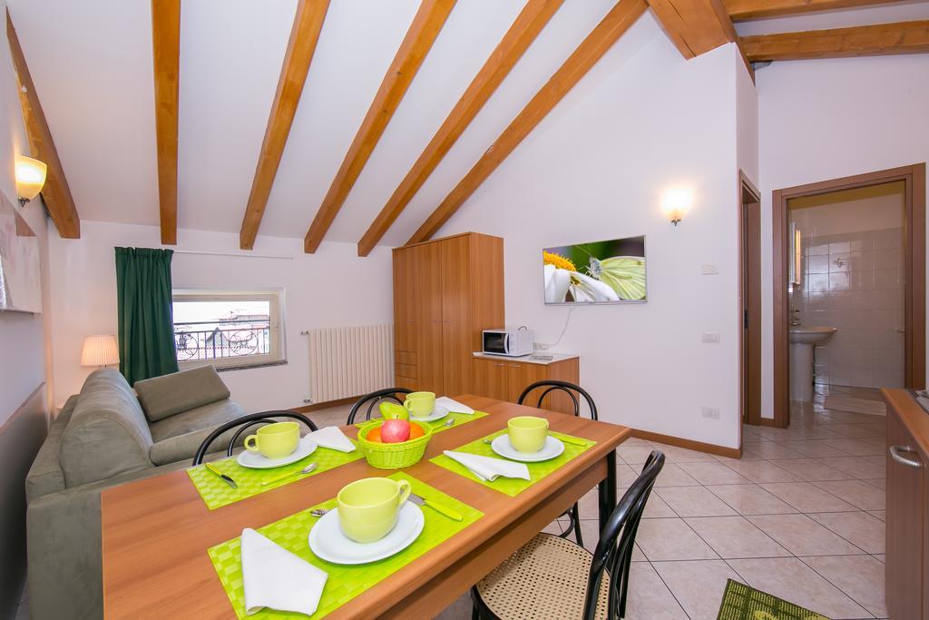 Residence Riva Del Lario Граведона Екстериор снимка