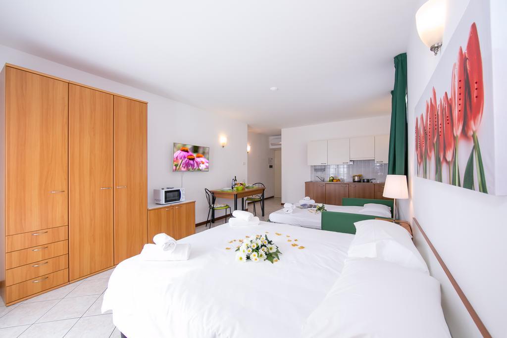 Residence Riva Del Lario Граведона Екстериор снимка