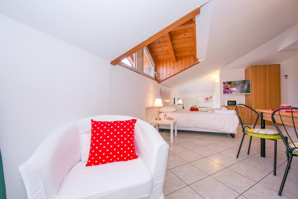 Residence Riva Del Lario Граведона Екстериор снимка