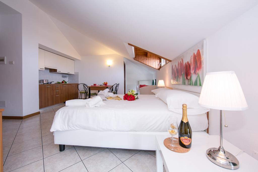 Residence Riva Del Lario Граведона Екстериор снимка