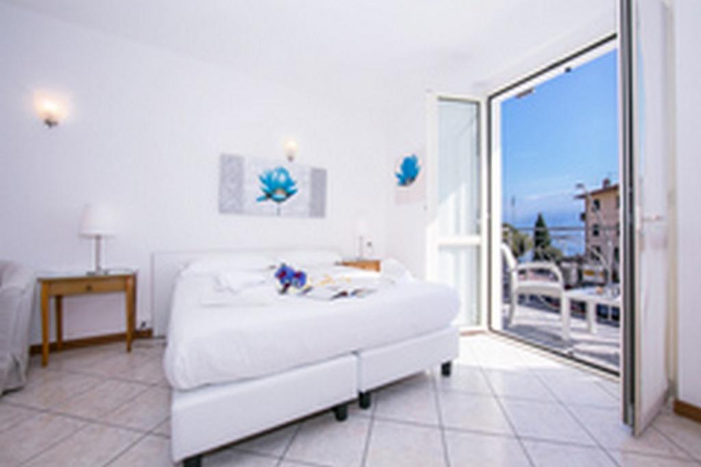 Residence Riva Del Lario Граведона Екстериор снимка